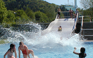Edelstahl-Rutsche im Freibad